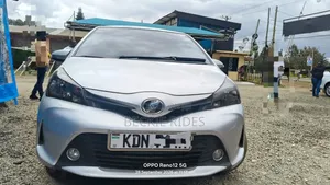 Toyota Vitz 2016 Silver