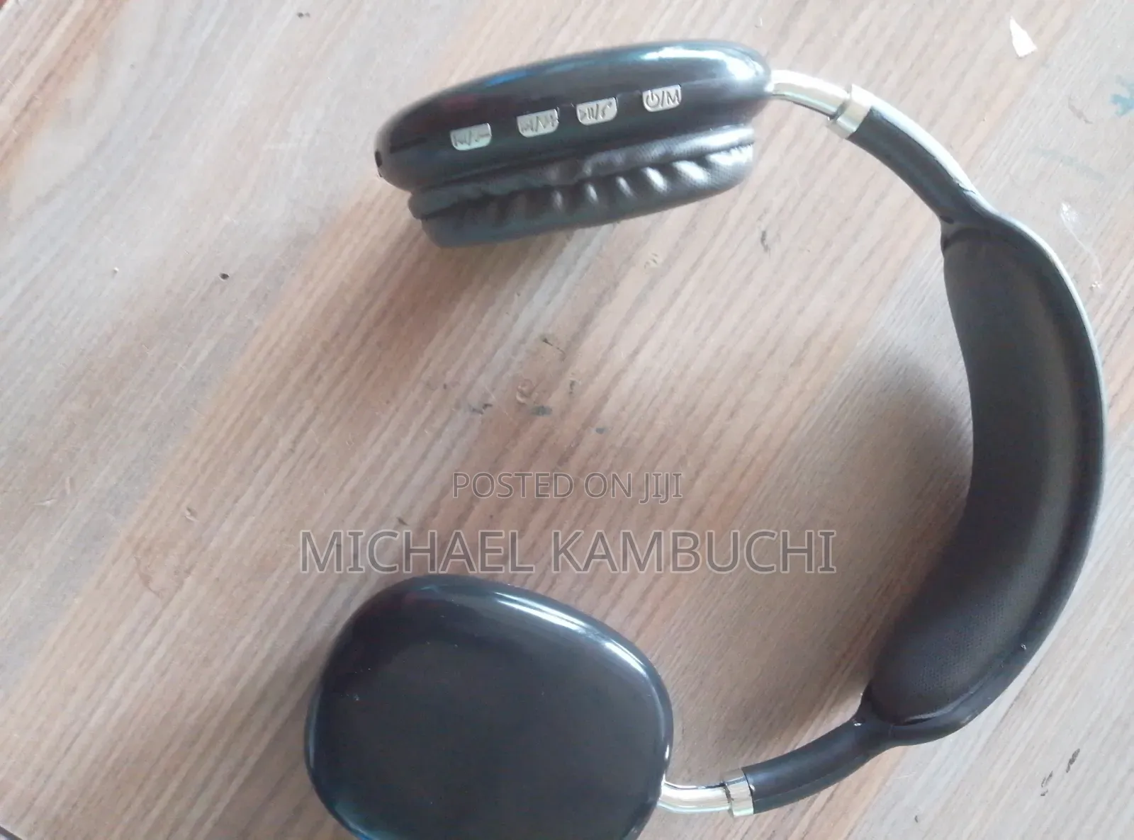 Am Selling My Head Phones
