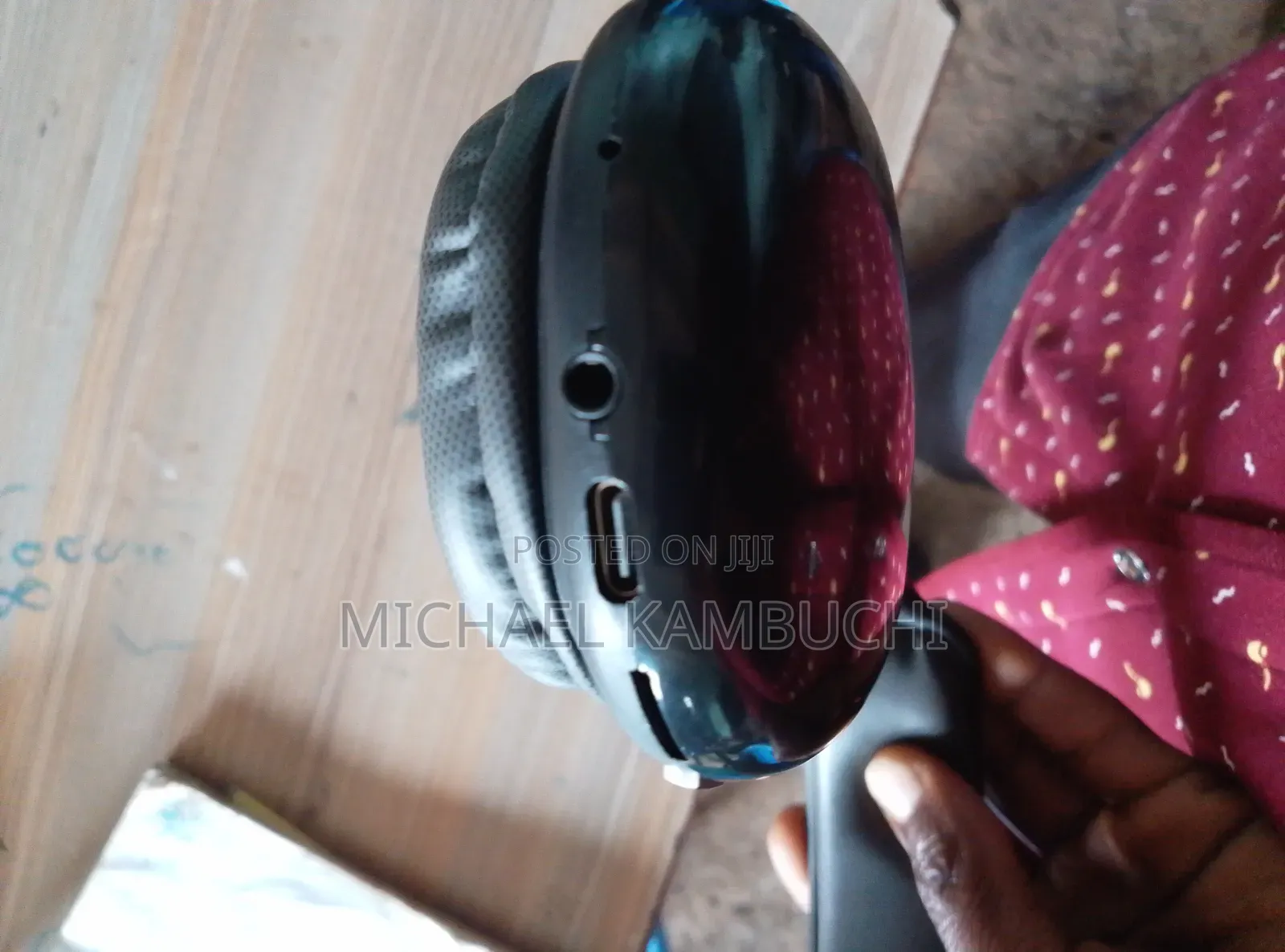Am Selling My Head Phones