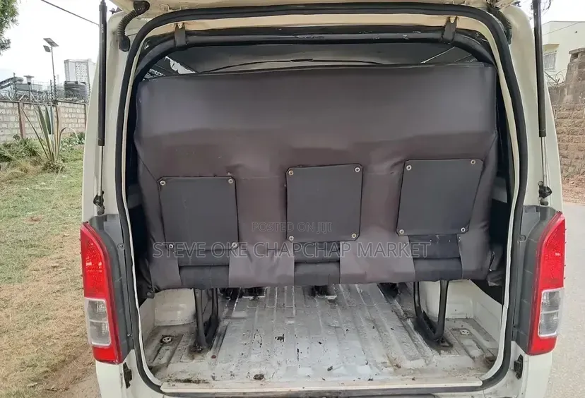 Toyota HiAce 2013