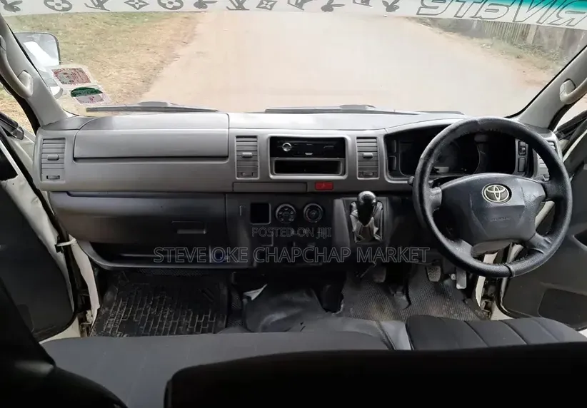 Toyota HiAce 2013