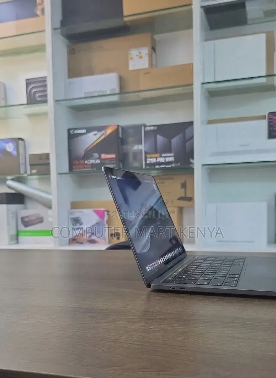 New Laptop Apple MacBook Pro 2019 8GB Intel Core i5 SSD 512GB