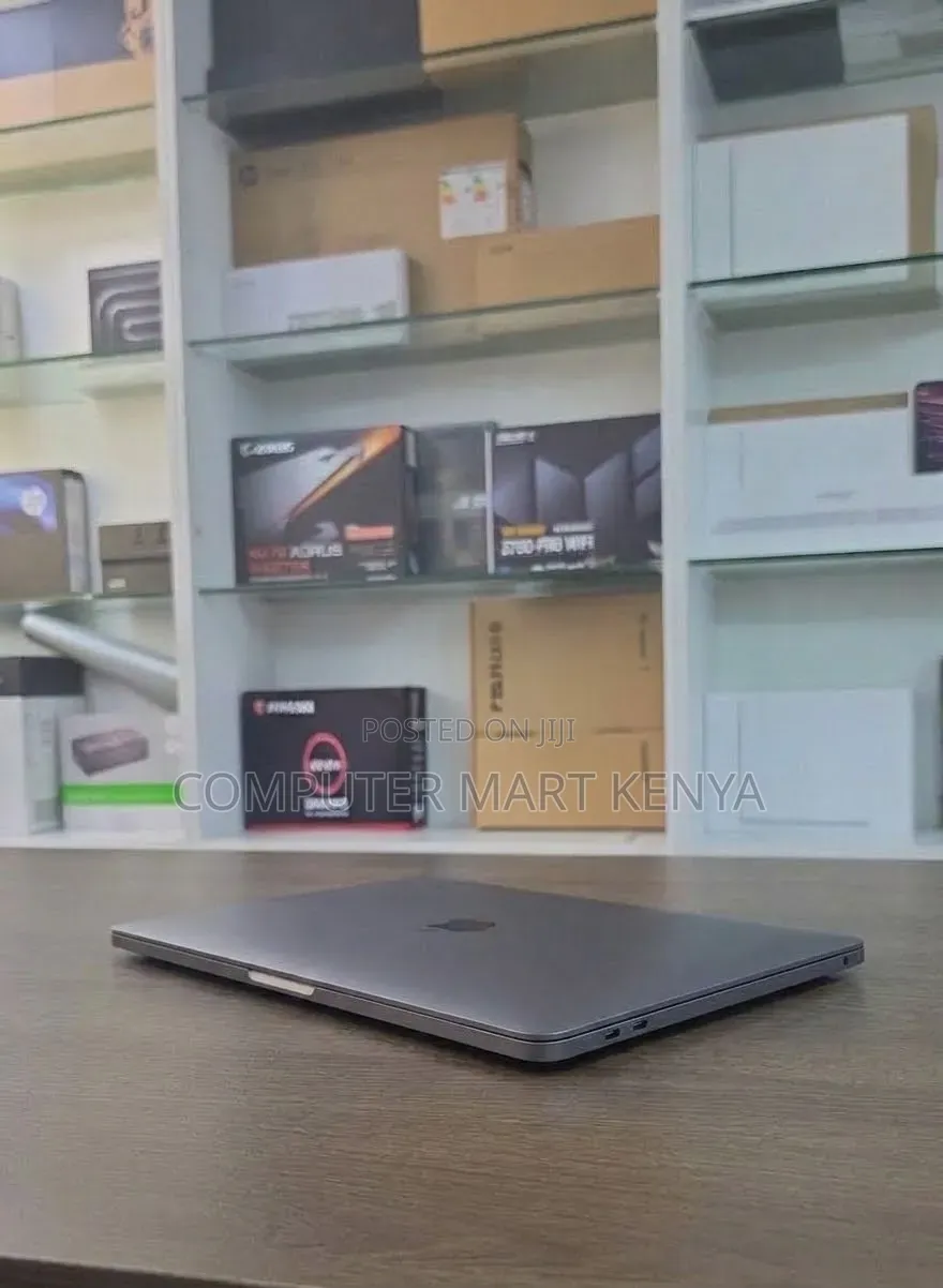 New Laptop Apple MacBook Pro 2018 16GB Intel Core i7 SSD 512GB