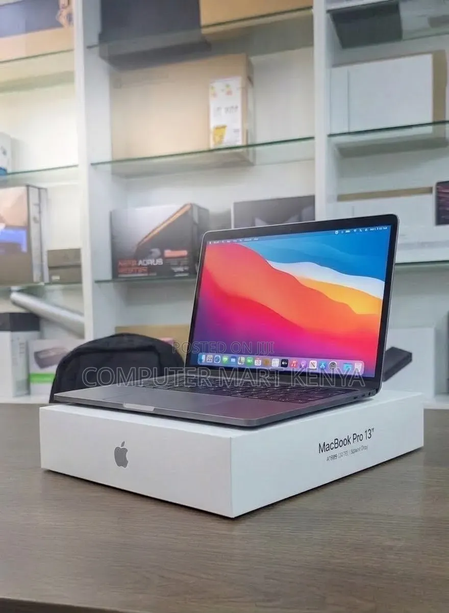 New Laptop Apple MacBook Pro 2018 8GB Intel Core i5 SSD 256GB