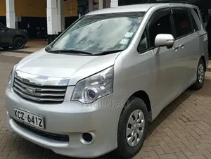 Toyota Noah 2013 Silver