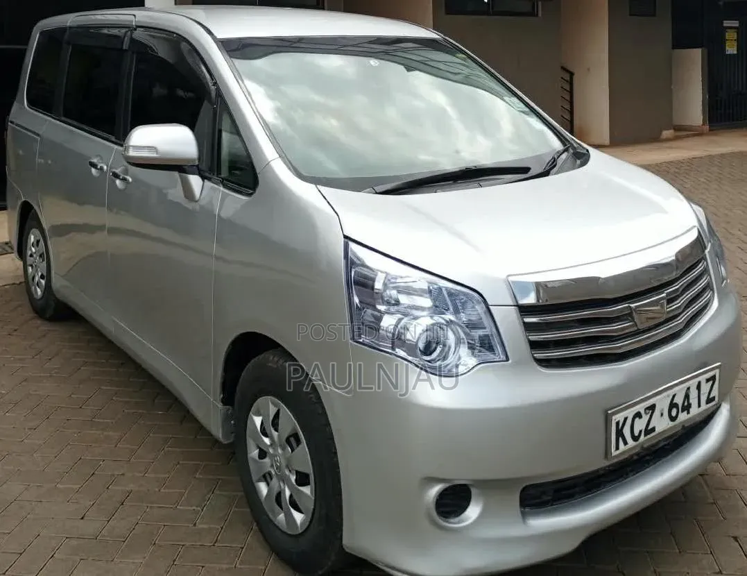 Toyota Noah 2013 Silver