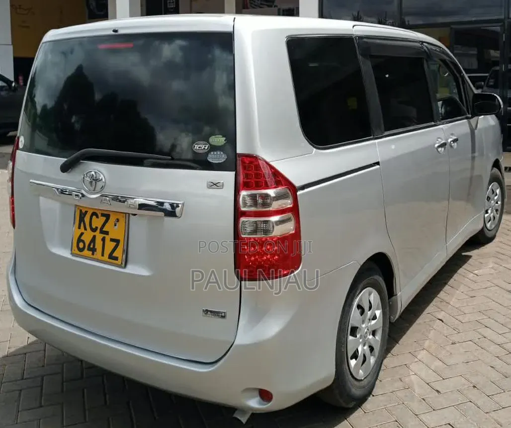 Toyota Noah 2013 Silver