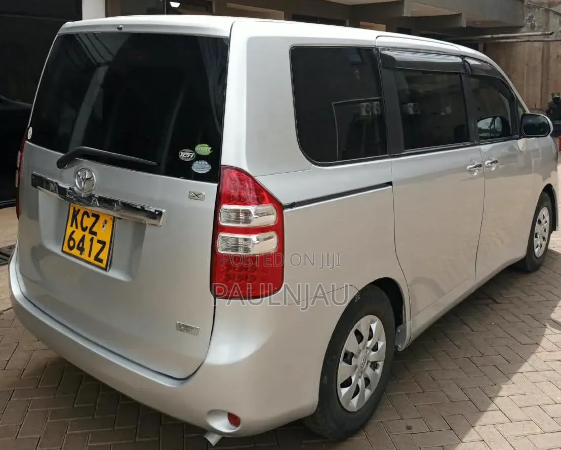 Toyota Noah 2013 Silver