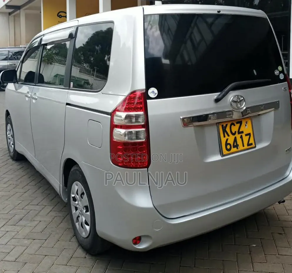 Toyota Noah 2013 Silver
