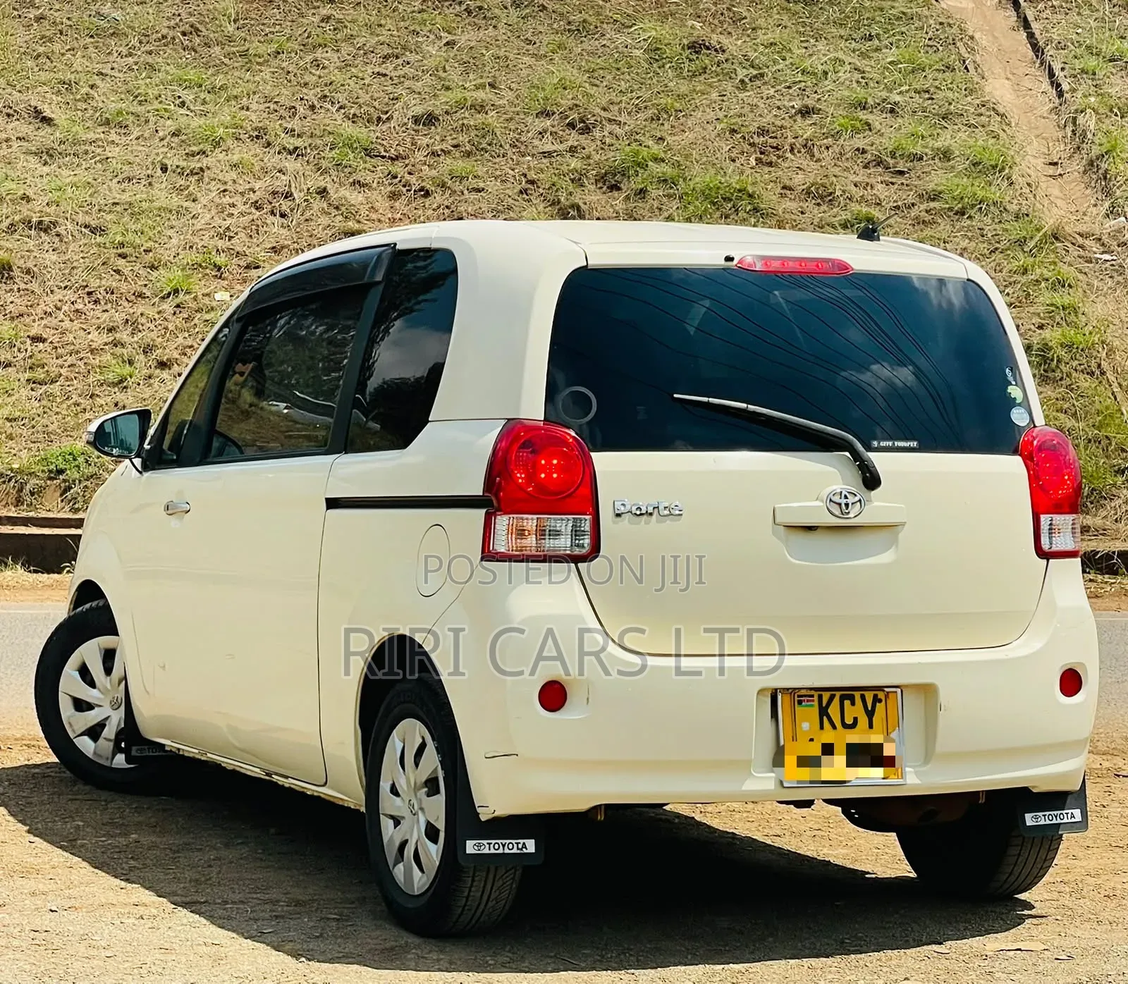 Toyota Porte 2013 Beige