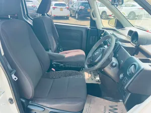 Toyota Porte 2013 Beige