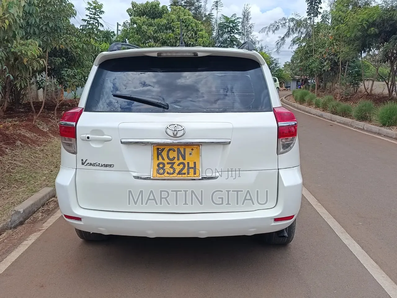 Toyota Vanguard 2010 White