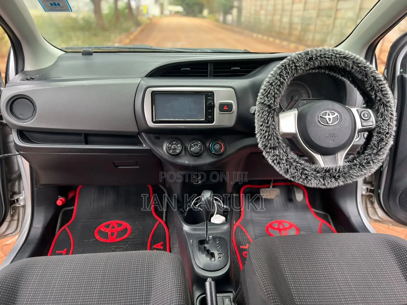 Toyota Vitz 2016 Silver
