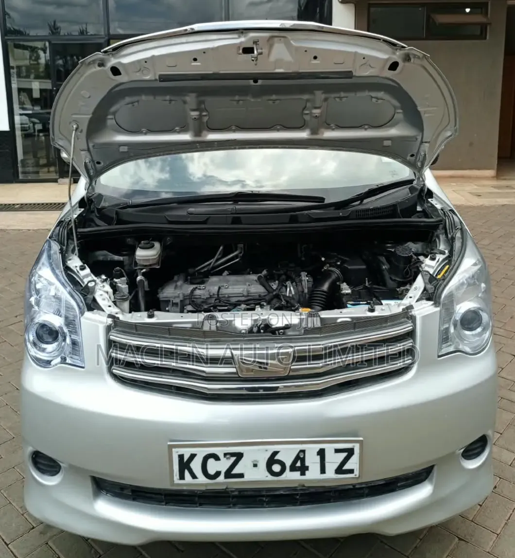 Toyota Noah 2013 Silver