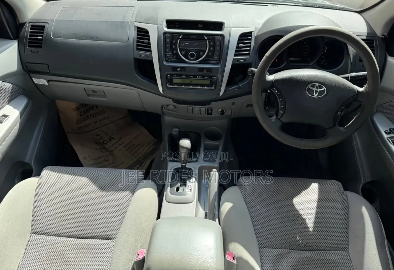Toyota Hilux 2012 Black