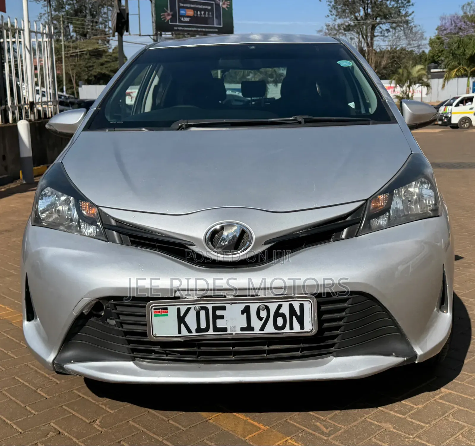 Toyota Vitz 2015 Silver