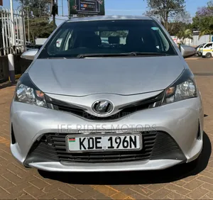 Toyota Vitz 2015 Silver