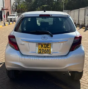 Toyota Vitz 2015 Silver