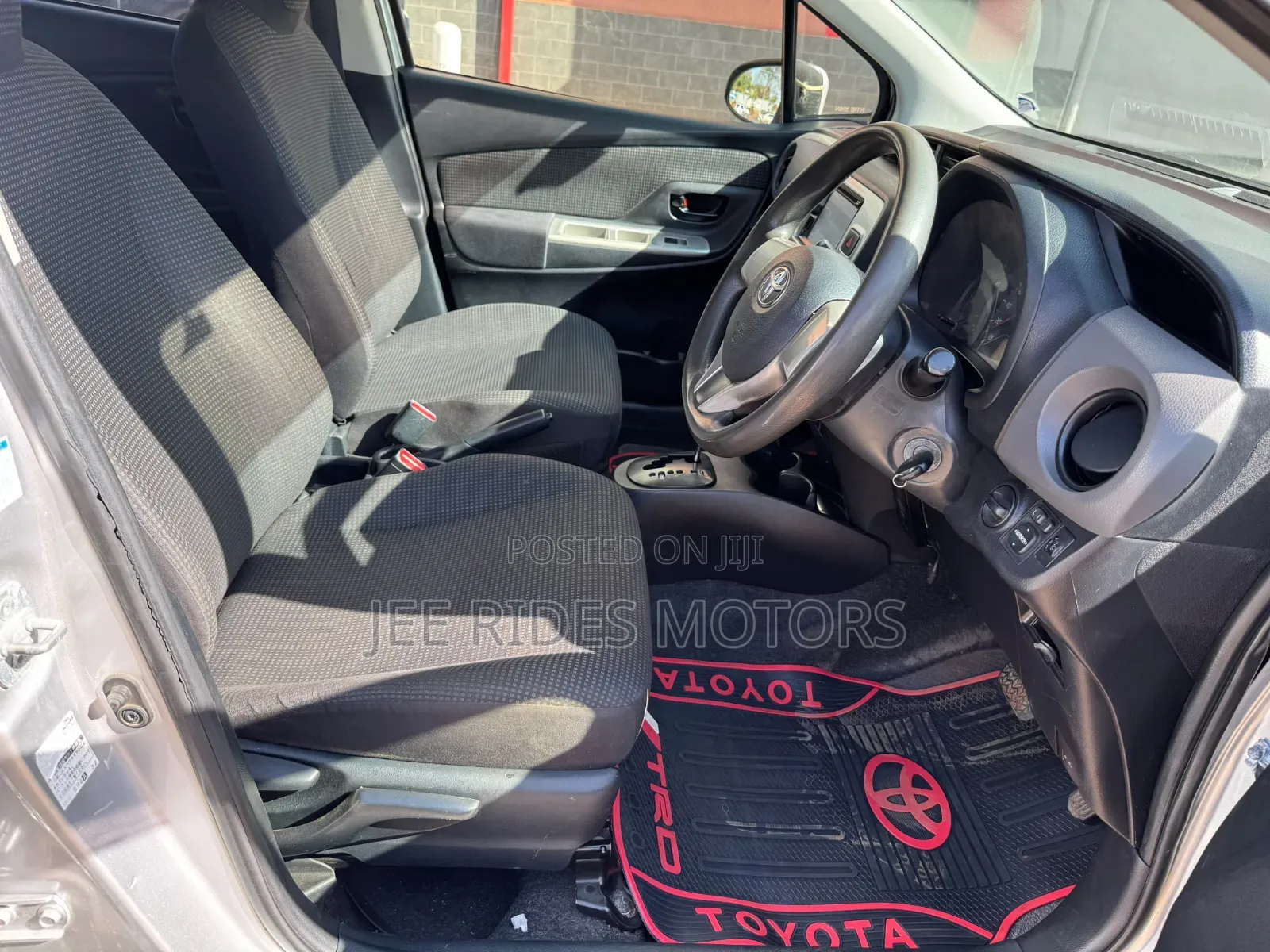 Toyota Vitz 2015 Silver