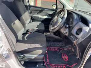 Toyota Vitz 2015 Silver