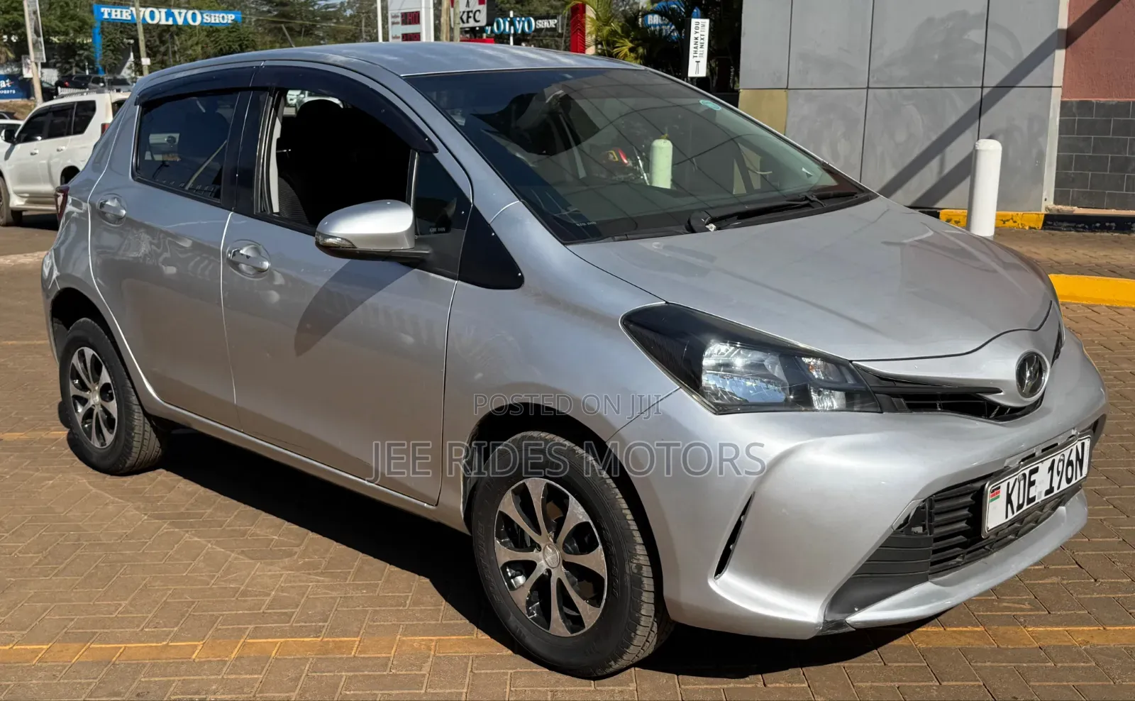 Toyota Vitz 2015 Silver