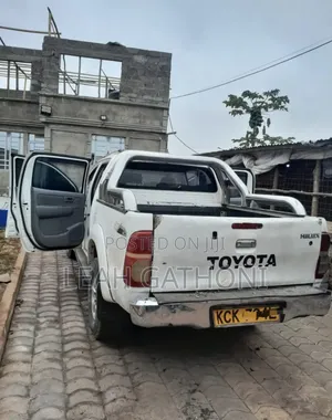 Toyota Hilux 2012 White