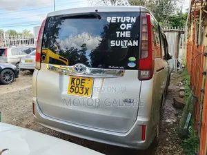 Toyota Noah 1.8 FWD Hybrid (7 seater) 2014 Silver