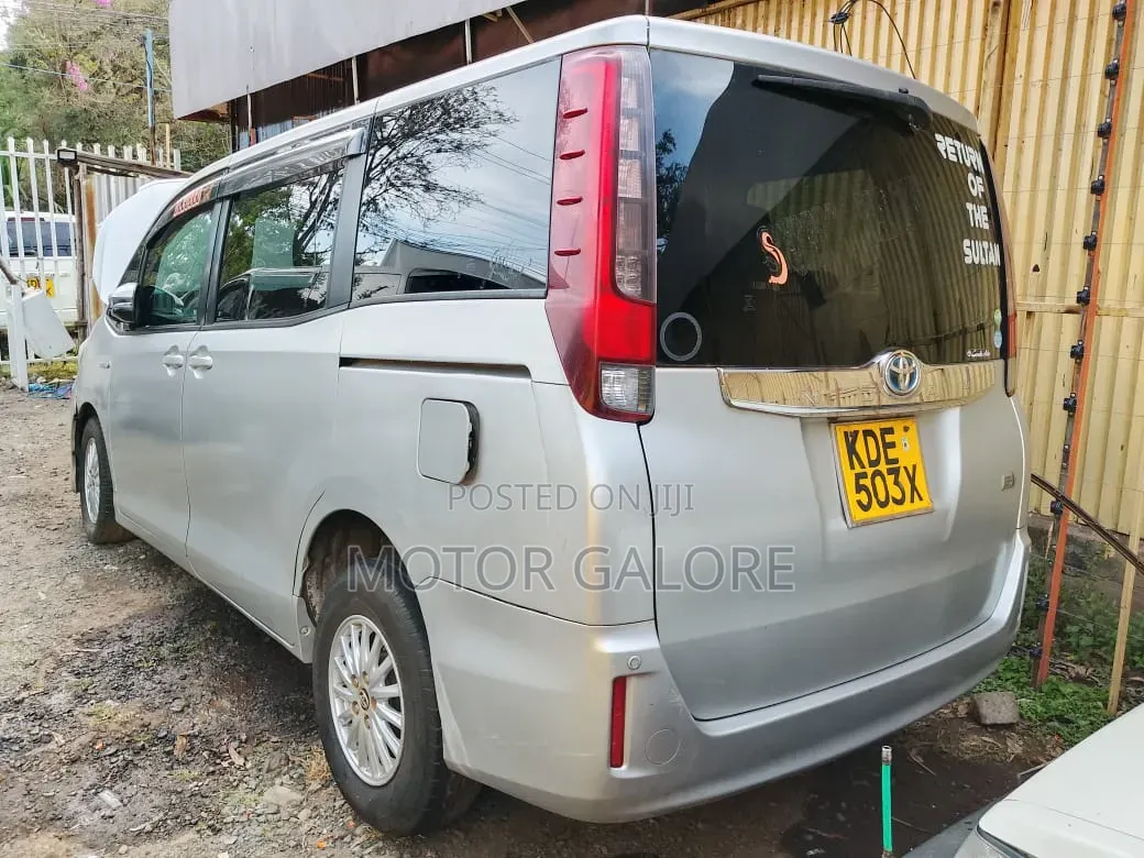 Toyota Noah 1.8 FWD Hybrid (7 seater) 2014 Silver