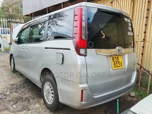 Toyota Noah 1.8 FWD Hybrid (7 seater) 2014 Silver