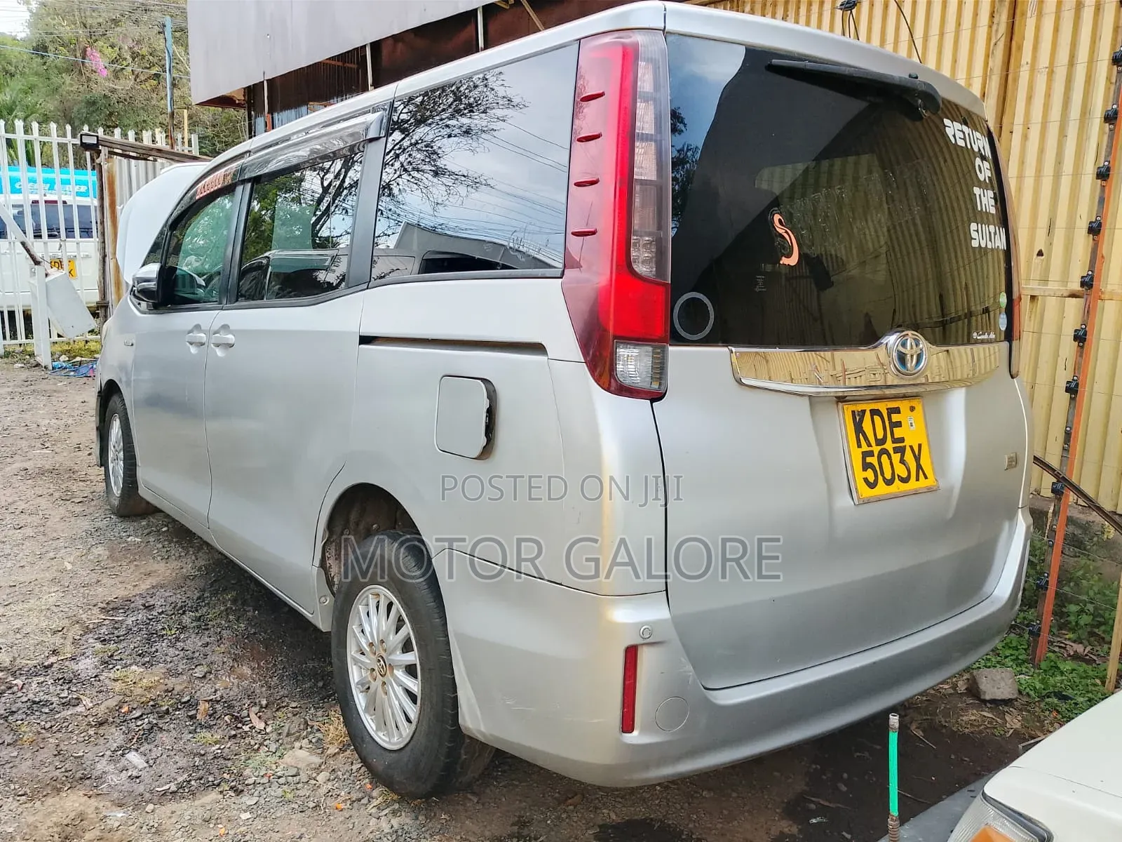 Toyota Noah 1.8 FWD Hybrid (7 seater) 2014 Silver