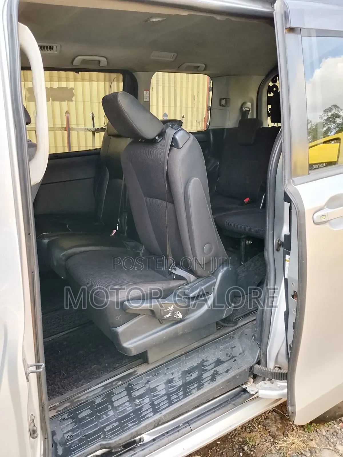 Toyota Noah 1.8 FWD Hybrid (7 seater) 2014 Silver