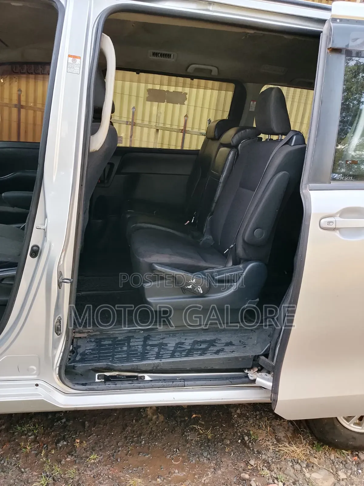 Toyota Noah 1.8 FWD Hybrid (7 seater) 2014 Silver