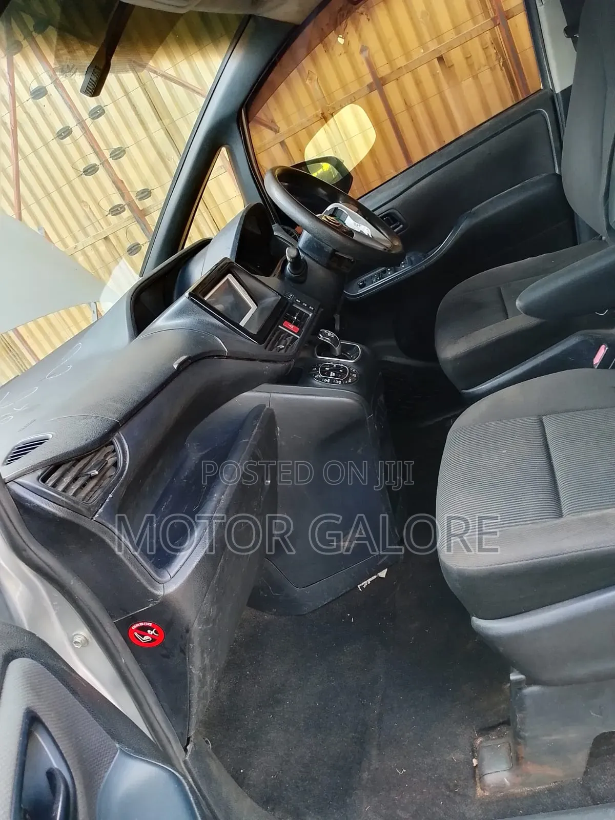 Toyota Noah 1.8 FWD Hybrid (7 seater) 2014 Silver