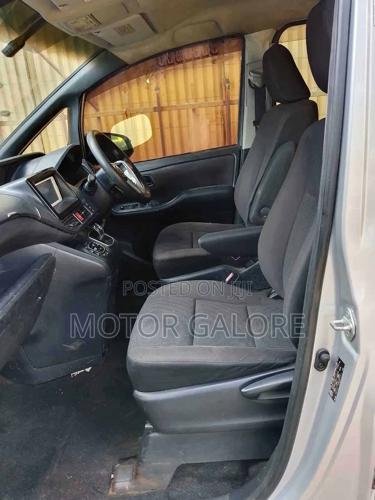 Toyota Noah 1.8 FWD Hybrid (7 seater) 2014 Silver
