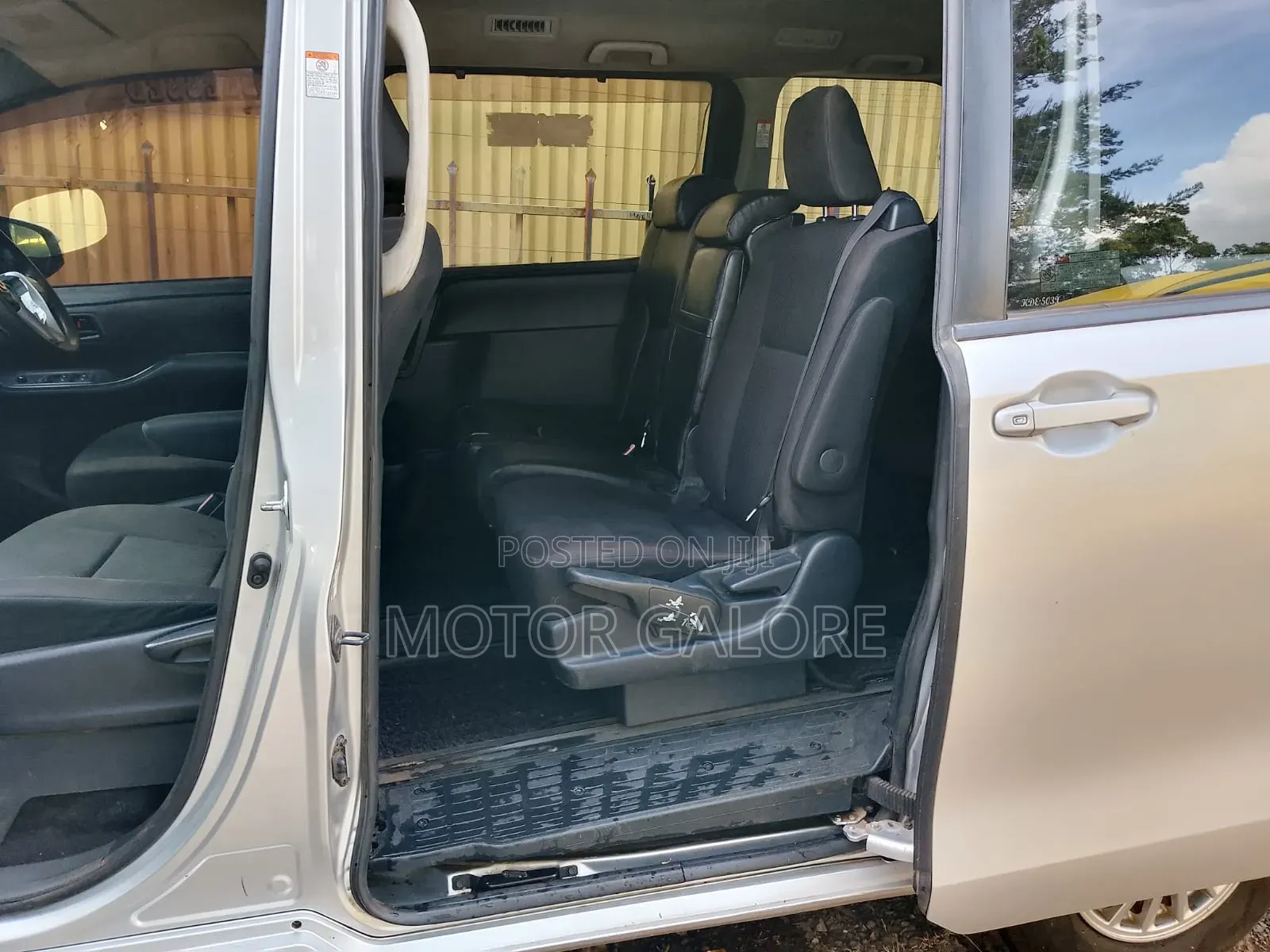 Toyota Noah 1.8 FWD Hybrid (7 seater) 2014 Silver