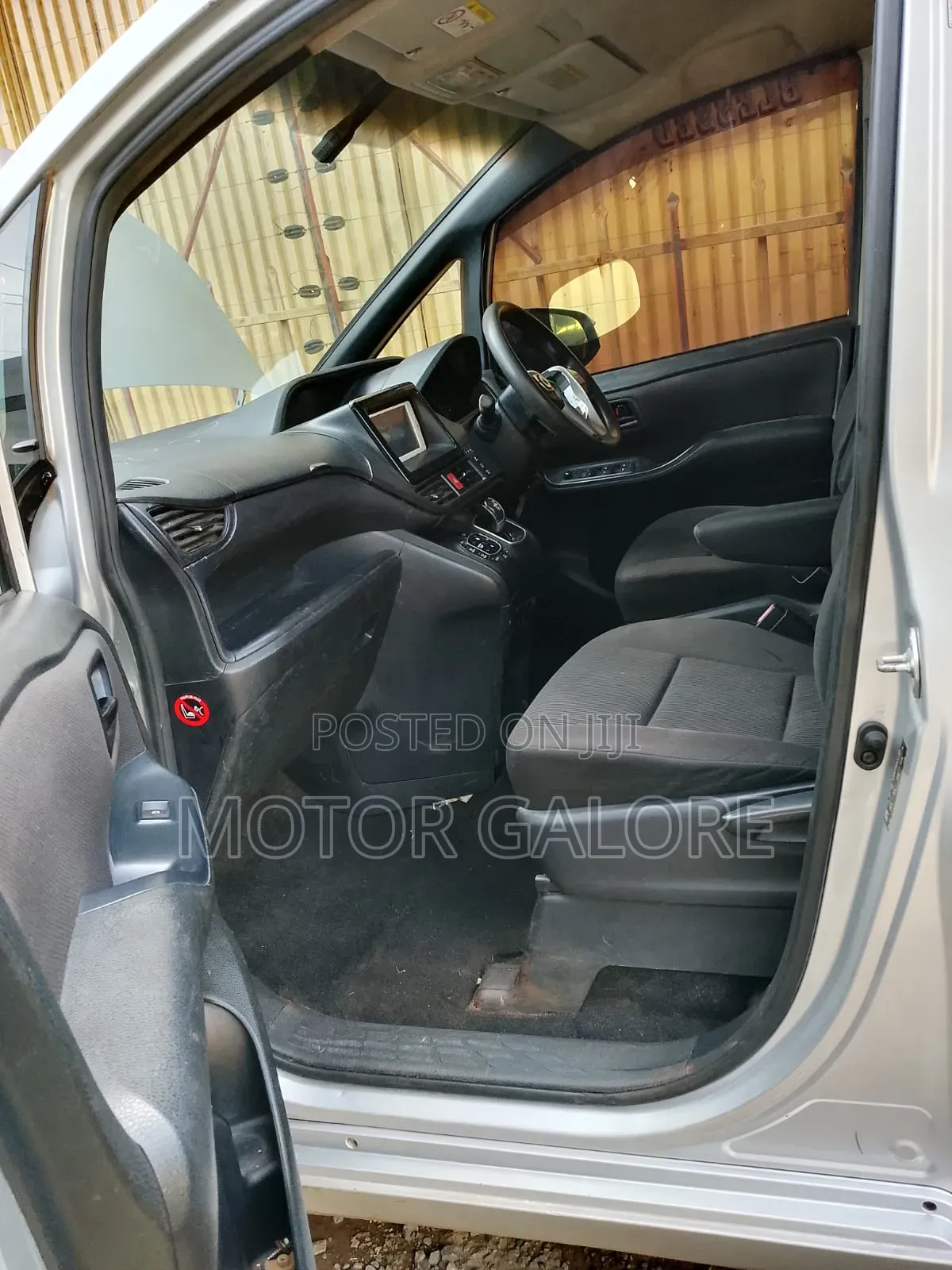 Toyota Noah 1.8 FWD Hybrid (7 seater) 2014 Silver