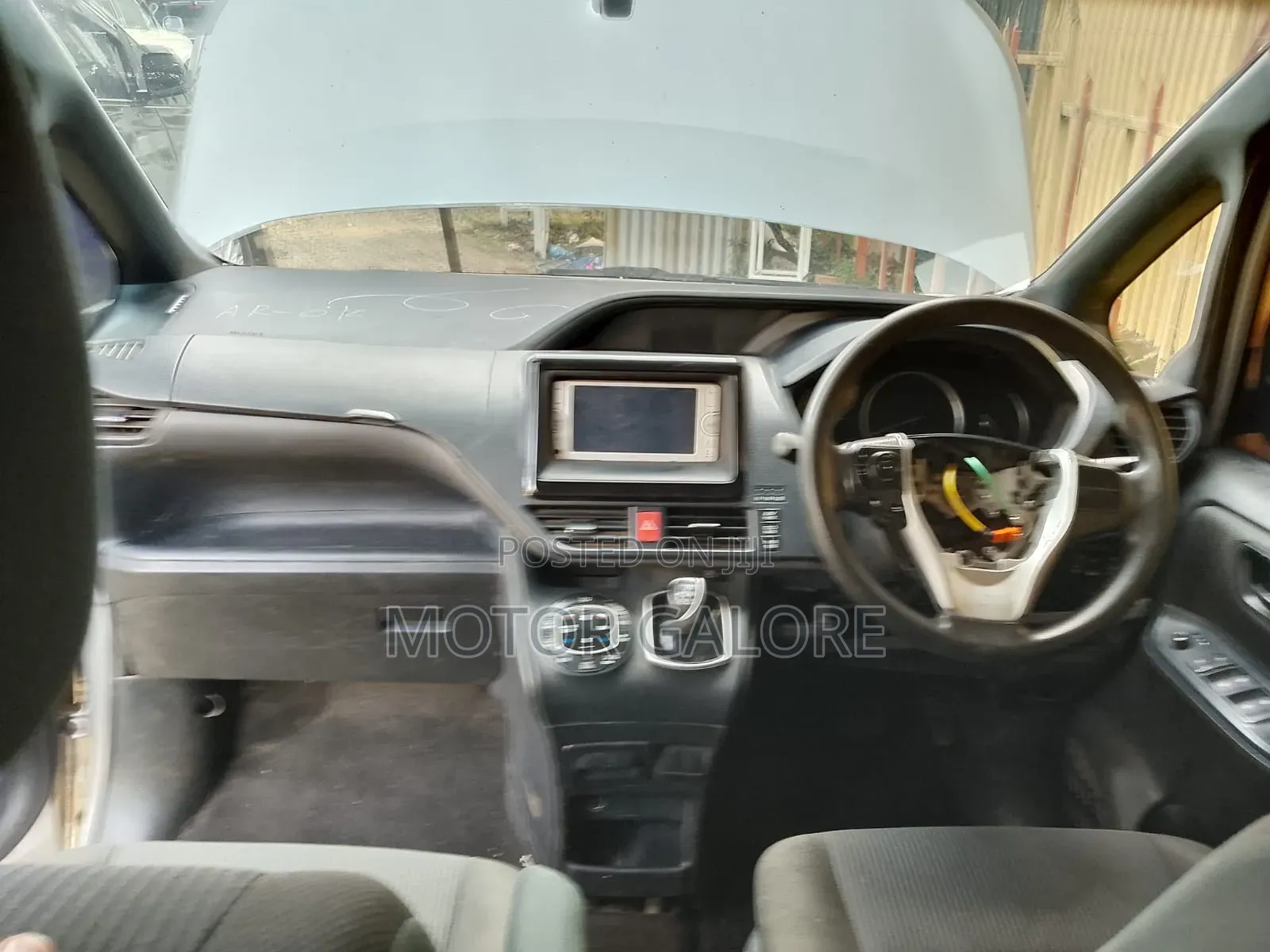 Toyota Noah 1.8 FWD Hybrid (7 seater) 2014 Silver