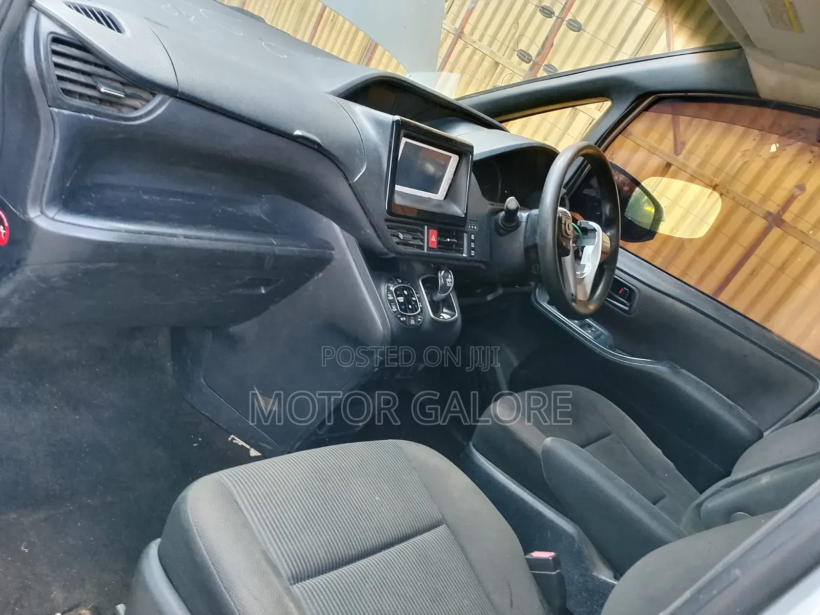 Toyota Noah 1.8 FWD Hybrid (7 seater) 2014 Silver
