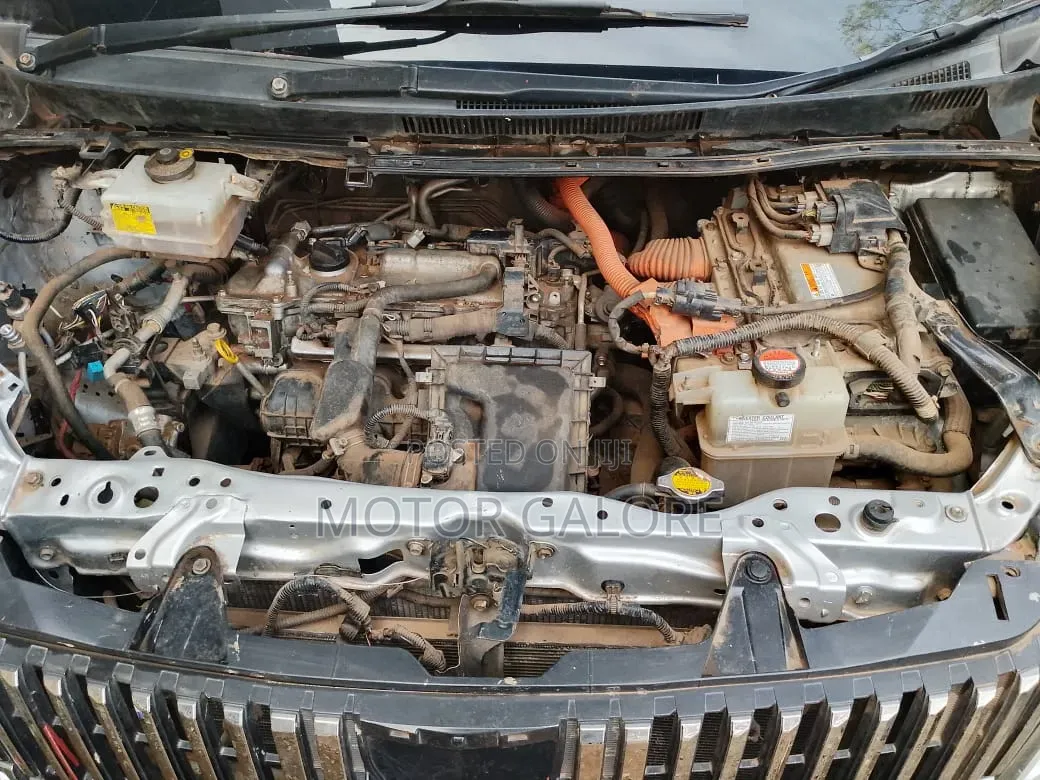Toyota Noah 1.8 FWD Hybrid (7 seater) 2014 Silver