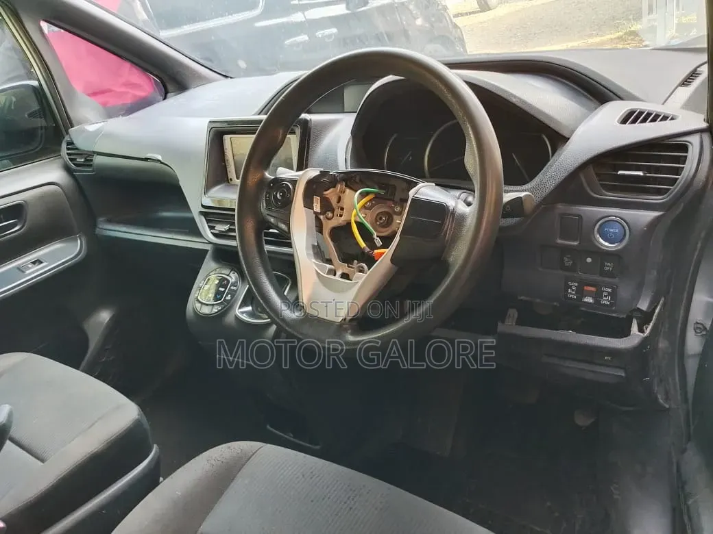 Toyota Noah 1.8 FWD Hybrid (7 seater) 2014 Silver