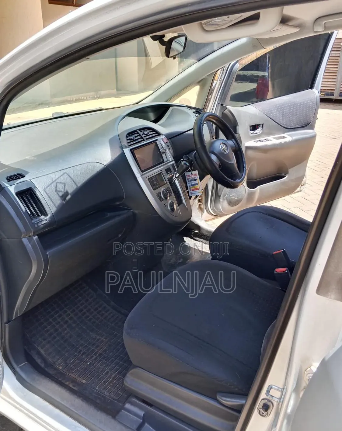 Toyota Ractis 2010 Silver