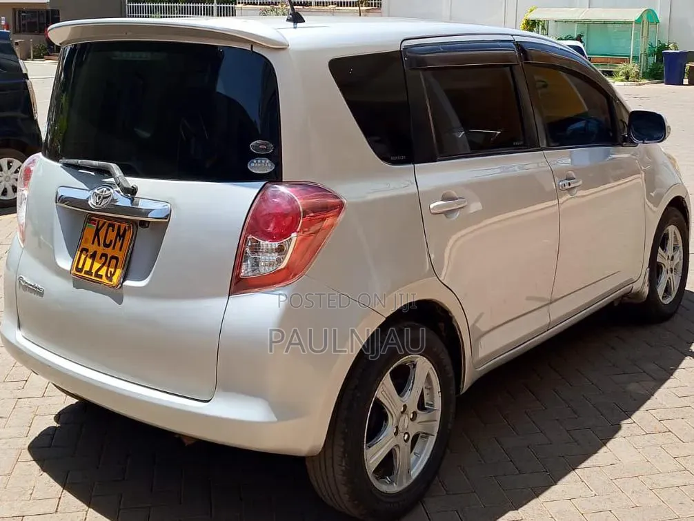 Toyota Ractis 2010 Silver