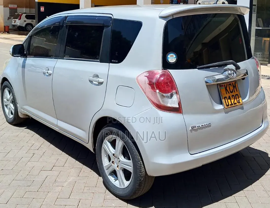 Toyota Ractis 2010 Silver