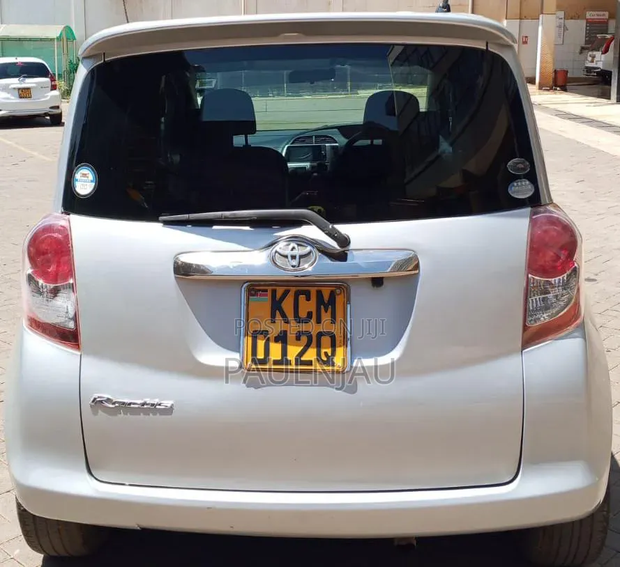 Toyota Ractis 2010 Silver