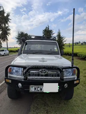 Toyota Land Cruiser 2016 White