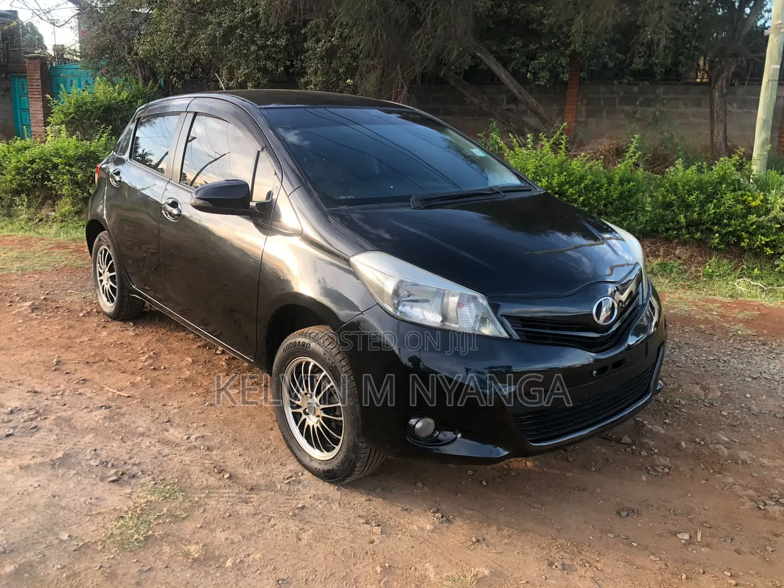 Toyota Vitz 1.3 AWD 5dr 2012 Black
