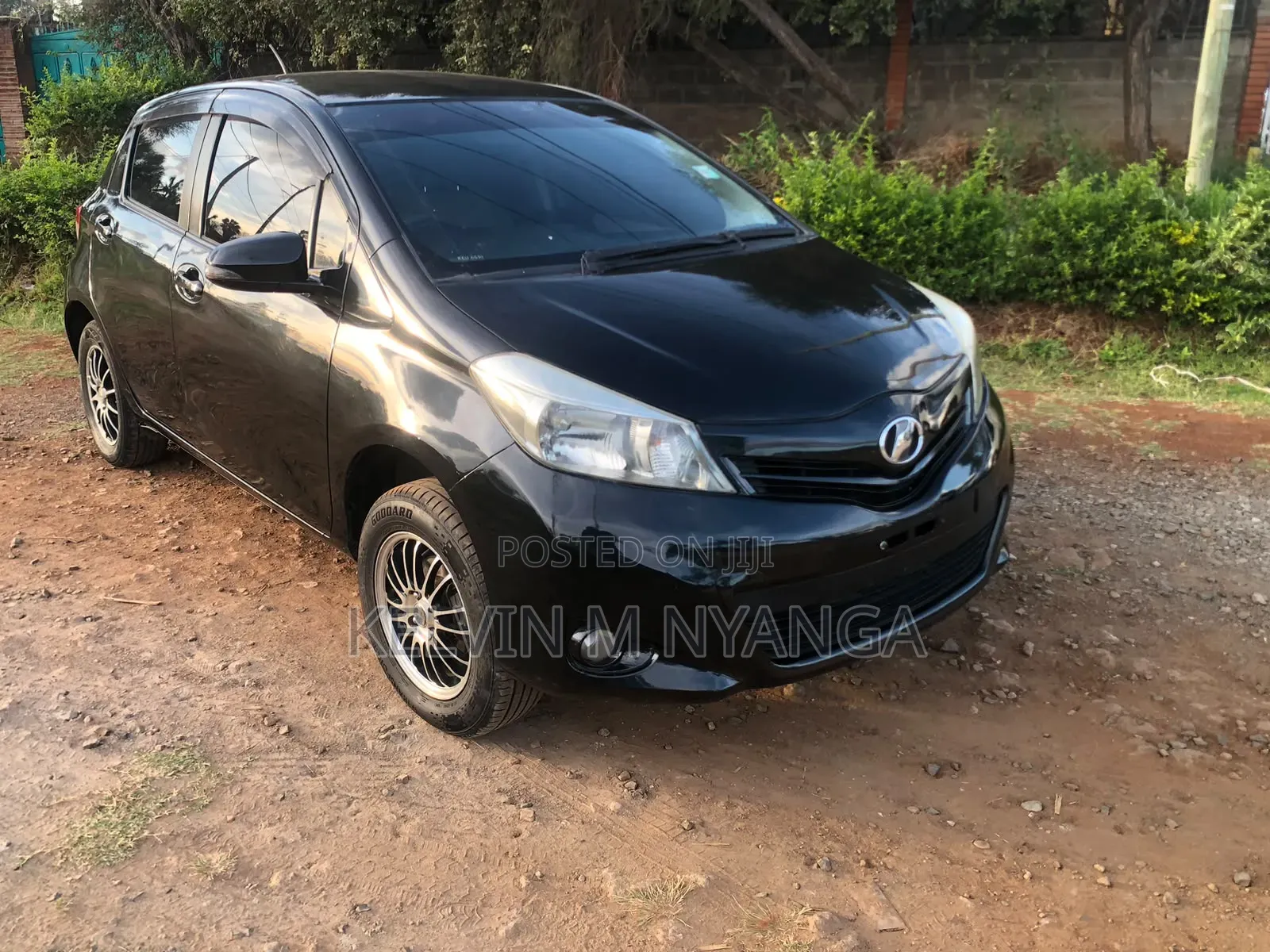 Toyota Vitz 1.3 AWD 5dr 2012 Black
