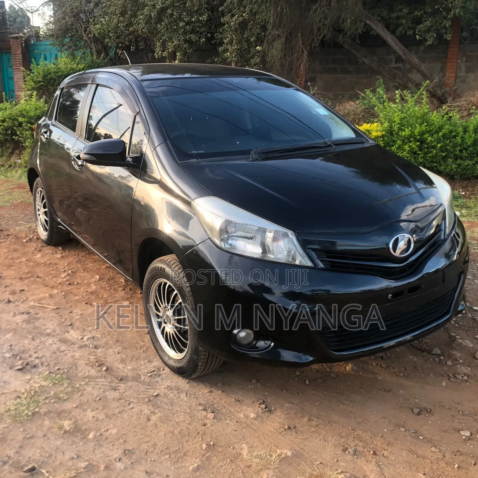 Toyota Vitz 1.3 AWD 5dr 2012 Black