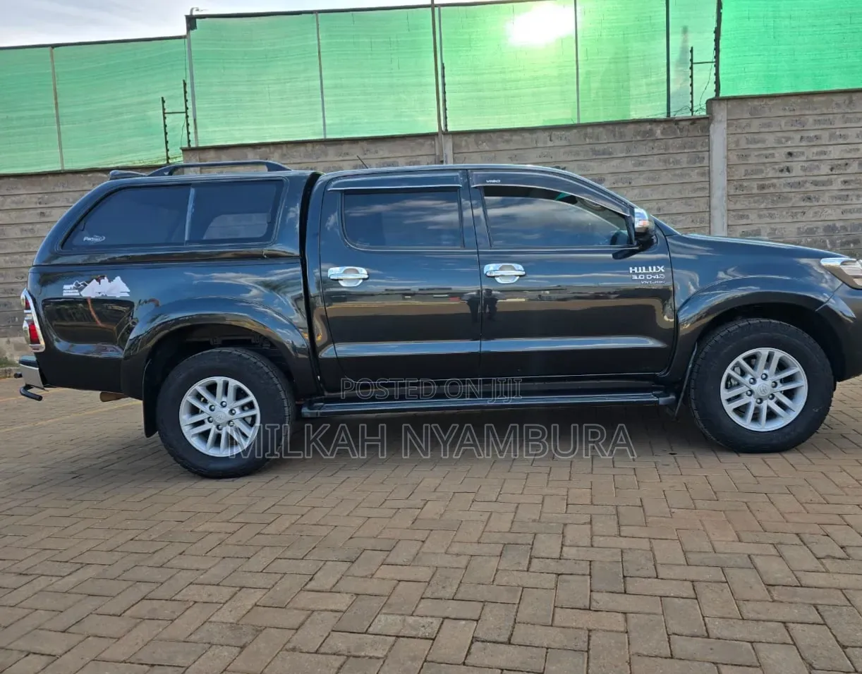 Toyota Hilux 2010 Black