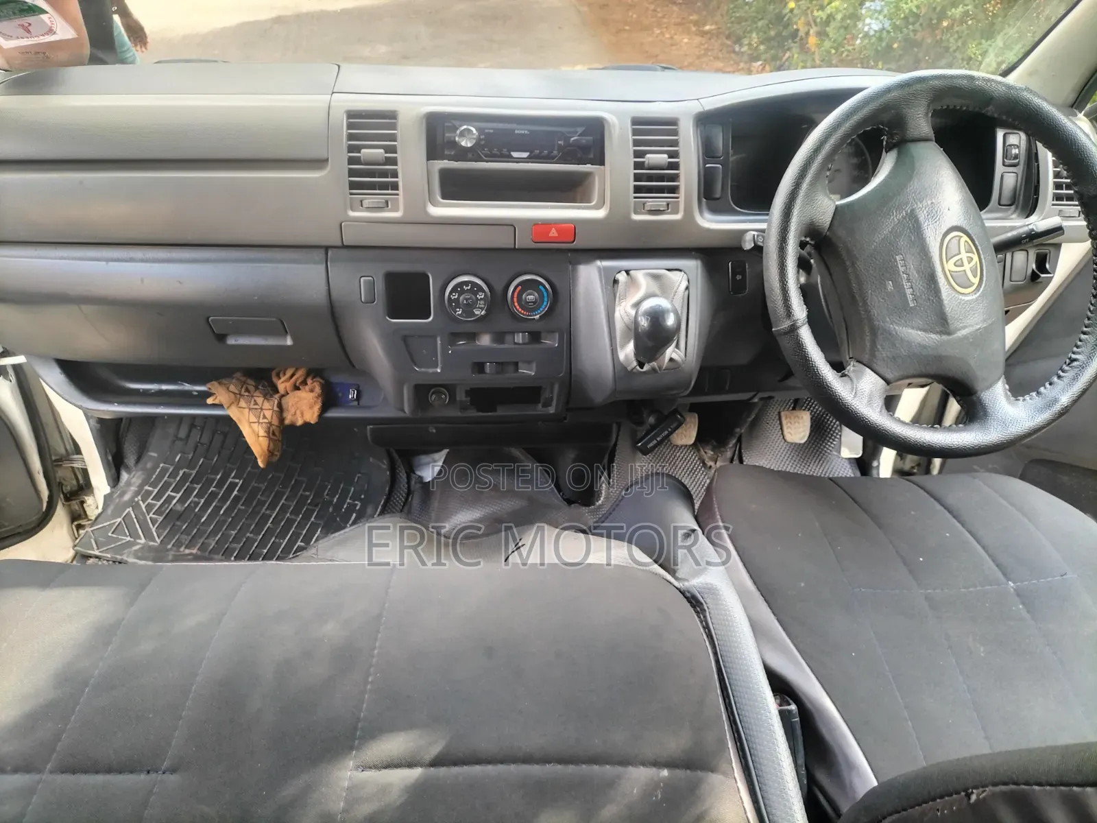 Toyota HiAce 2011 White